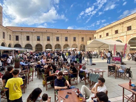 (Fotos) Más de 600 raciones de paella solidaria en Maó para ayudar a los afectados por la dana