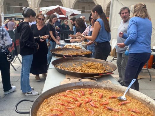 (Fotos) Más de 600 raciones de paella solidaria en Maó para ayudar a los afectados por la dana