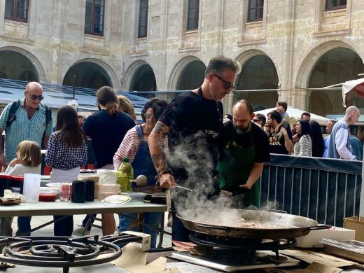 (Fotos) Más de 600 raciones de paella solidaria en Maó para ayudar a los afectados por la dana