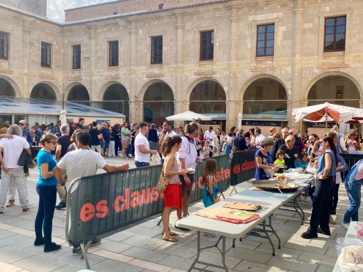 (Fotos) Más de 600 raciones de paella solidaria en Maó para ayudar a los afectados por la dana