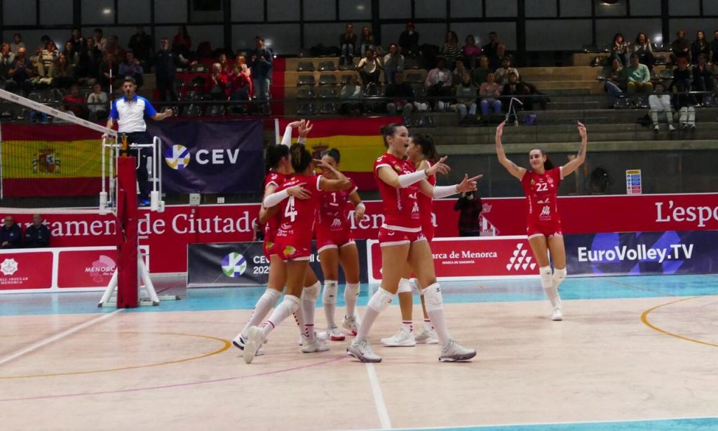 Las jugadoras del Avarca de Menorca celebran un punto (Fotos: Jaume Fiol)