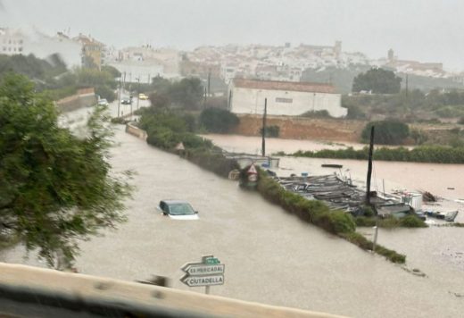 Coche atrapado por el agua en Alaior el pasado mes de agosto.