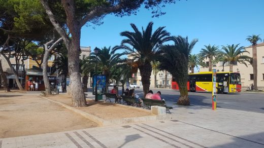 Parada de bus en la Plaça des Pins.