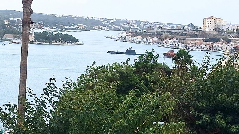 El submarino portugués Arpão llega al puerto de Maó.