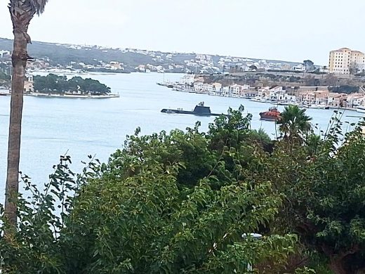 (Fotos) El submarino portugués “Arpão” visita el puerto de Maó durante su recorrido por el Mediterráneo