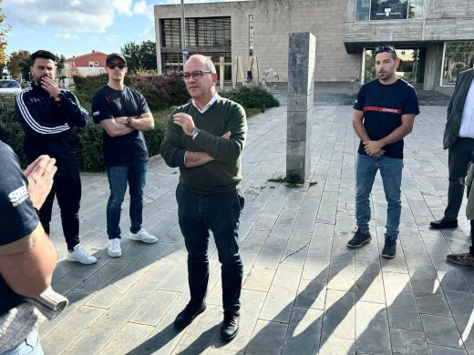 (Fotos) Los bomberos de Menorca se concentran frente al Consell por los recortes y la falta de personal