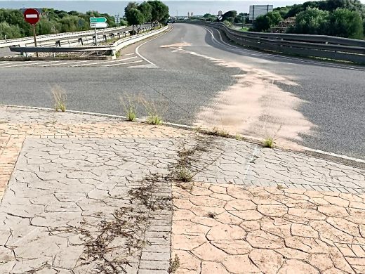 (Fotos) Señales rotas y desperfectos en una rotonda de la ronda sur de Ciutadella