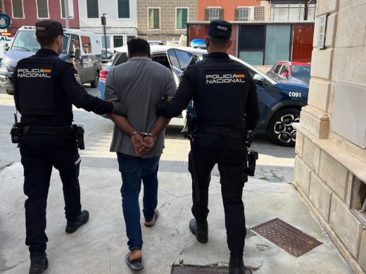 (Fotos) Detienen a dos hombres en Maó por agredir a su compañero de piso