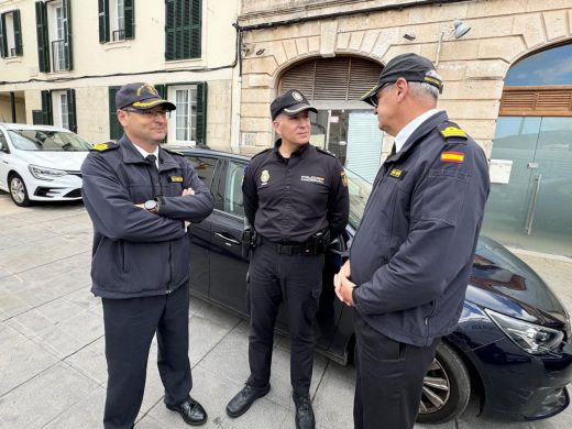 (Fotos) Maó envía ayuda a Valencia: la Policía Nacional comienza el traslado del material donado