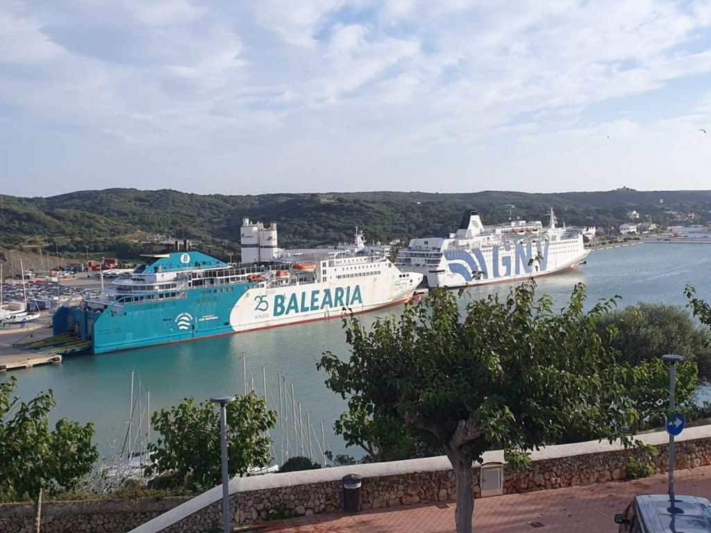 El mal tiempo obliga a Baleària a recalar en el puerto de Maó. (Foto: Fernando Andreu).