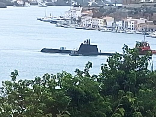 (Fotos) El submarino portugués “Arpão” visita el puerto de Maó durante su recorrido por el Mediterráneo