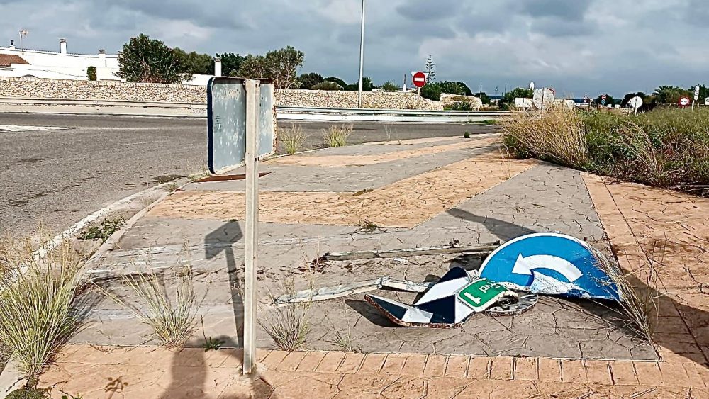 Parte de la señalización fue derribada.