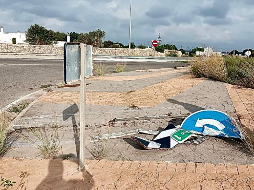 (Fotos) Señales rotas y desperfectos en una rotonda de la ronda sur de Ciutadella