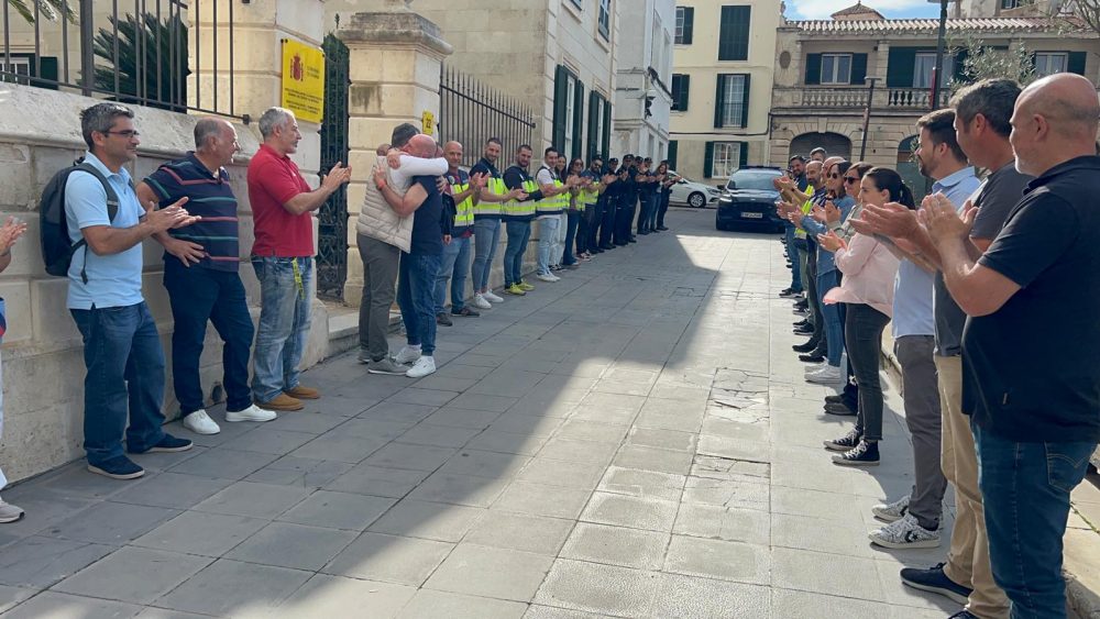 Maó rinde homenaje a Felipe Marzo tras 44 años protegiendo y sirviendo.