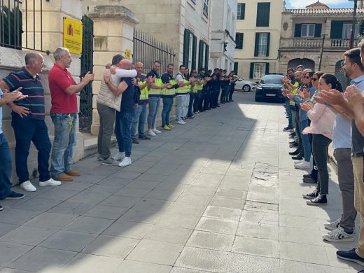 (Fotos) Emotiva despedida en Maó: el policía Felipe Marzo se retira tras 44 años de servicio