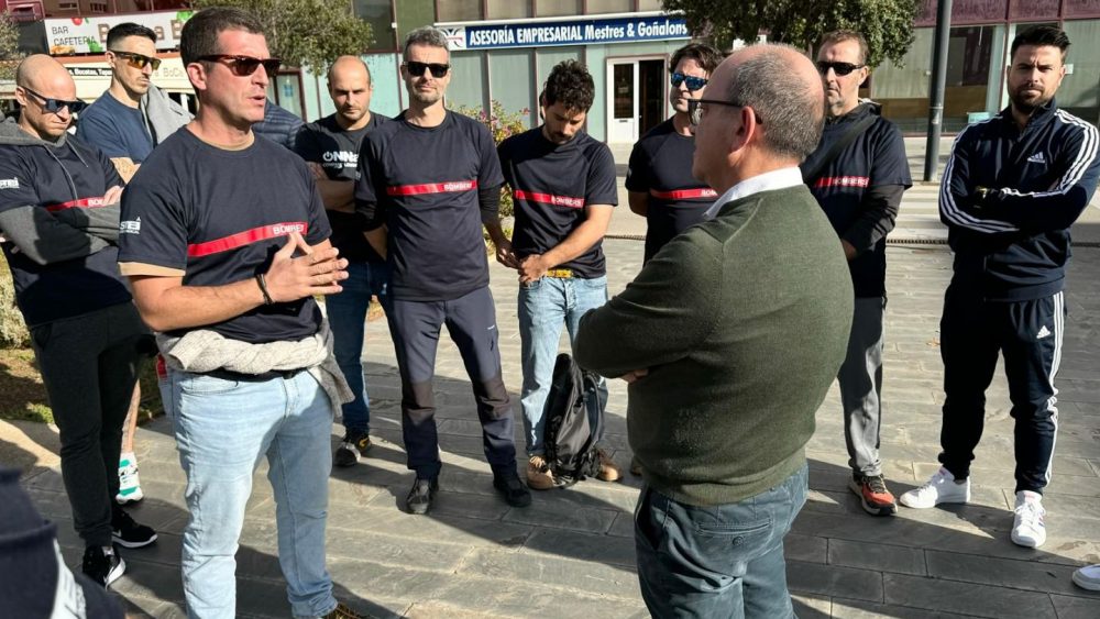 Los bomberos se movilizan contra los recortes en el personal.