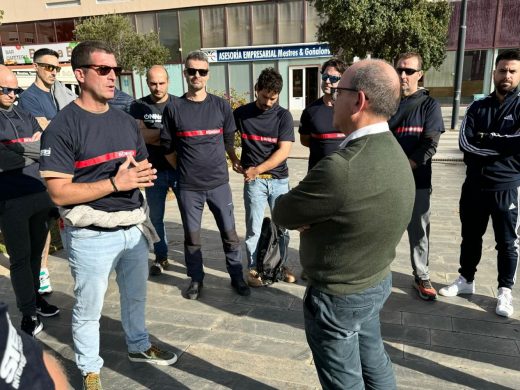 (Fotos) Los bomberos de Menorca se concentran frente al Consell por los recortes y la falta de personal