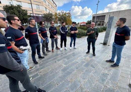 Los bomberos frente al conseller Simón Gornés.