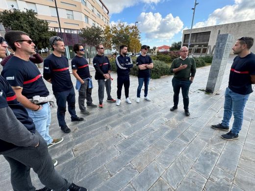 (Fotos) Los bomberos de Menorca se concentran frente al Consell por los recortes y la falta de personal