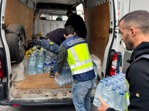 (Fotos) Maó envía ayuda a Valencia: la Policía Nacional comienza el traslado del material donado