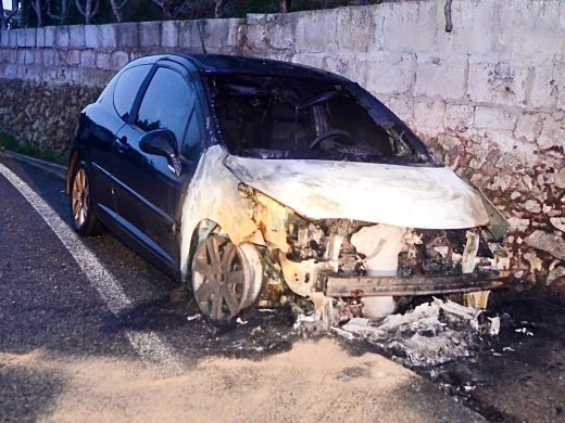 (Fotos) Se incendia un coche en Ferreries