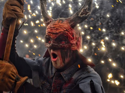 (Fotos) El ‘correfoc’ aplazado de Gràcia llena de fiesta el centro de Maó