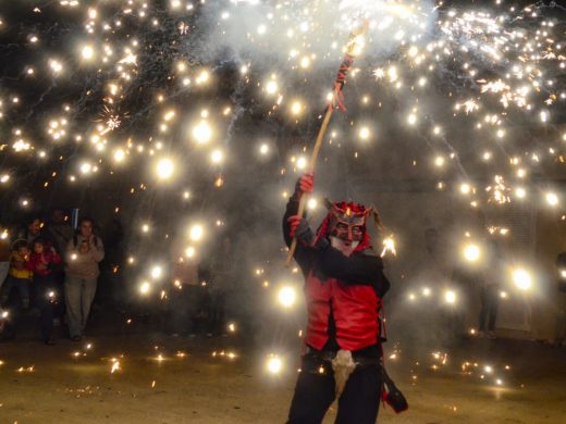 (Fotos) El ‘correfoc’ aplazado de Gràcia llena de fiesta el centro de Maó