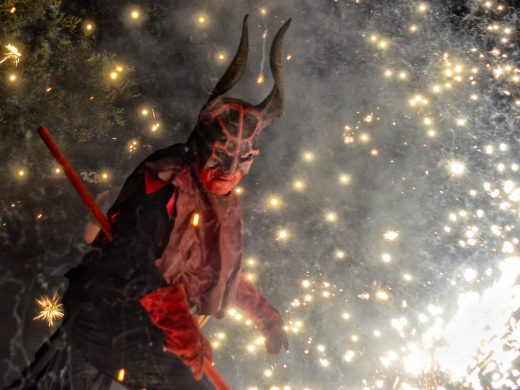 (Fotos) El ‘correfoc’ aplazado de Gràcia llena de fiesta el centro de Maó