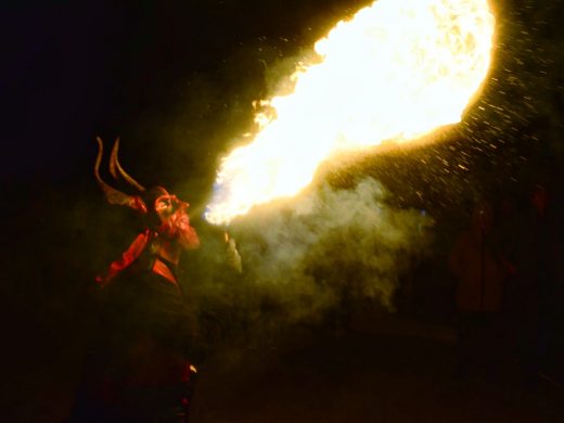 (Fotos) El ‘correfoc’ aplazado de Gràcia llena de fiesta el centro de Maó