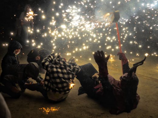 (Fotos) El ‘correfoc’ aplazado de Gràcia llena de fiesta el centro de Maó