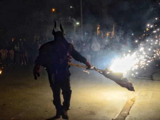 (Fotos) El ‘correfoc’ aplazado de Gràcia llena de fiesta el centro de Maó