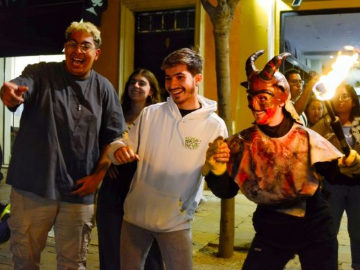 (Fotos) El ‘correfoc’ aplazado de Gràcia llena de fiesta el centro de Maó