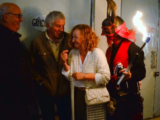 (Fotos) El ‘correfoc’ aplazado de Gràcia llena de fiesta el centro de Maó