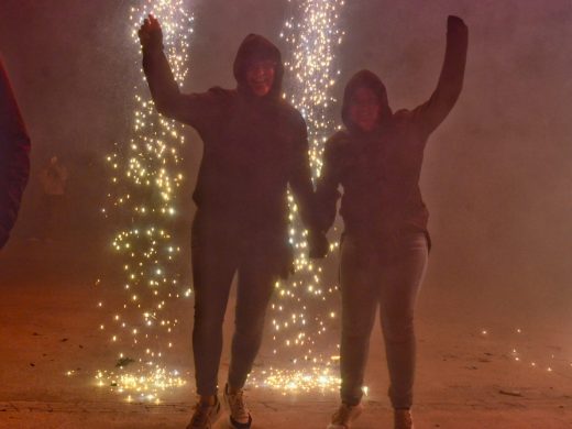 (Fotos) El ‘correfoc’ aplazado de Gràcia llena de fiesta el centro de Maó