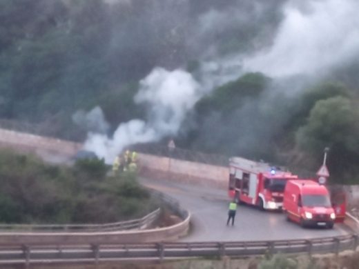 (Fotos) Se incendia un coche en Ferreries