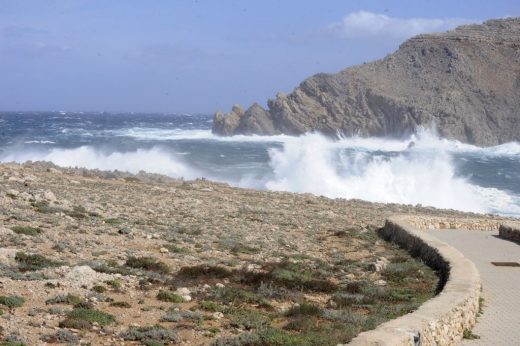 Rachas de viento de 70 km/h y olas de 3 metros ponen en alerta a Menorca este miércoles.