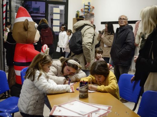 (Galería de fotos) Papá Noel y los Pajes Reales reparten ilusión por Maó