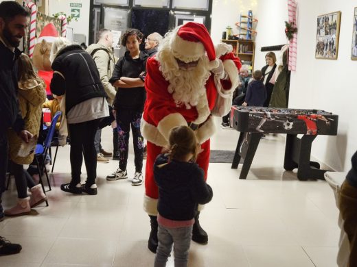 (Galería de fotos) Papá Noel y los Pajes Reales reparten ilusión por Maó