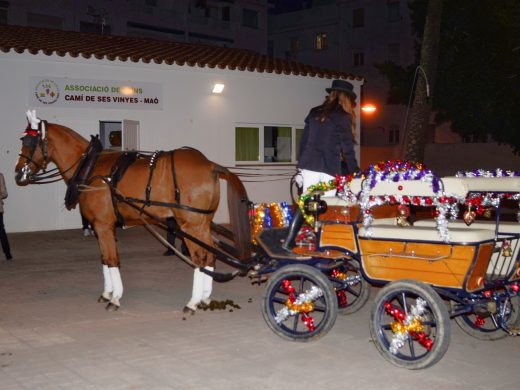 (Galería de fotos) Papá Noel y los Pajes Reales reparten ilusión por Maó