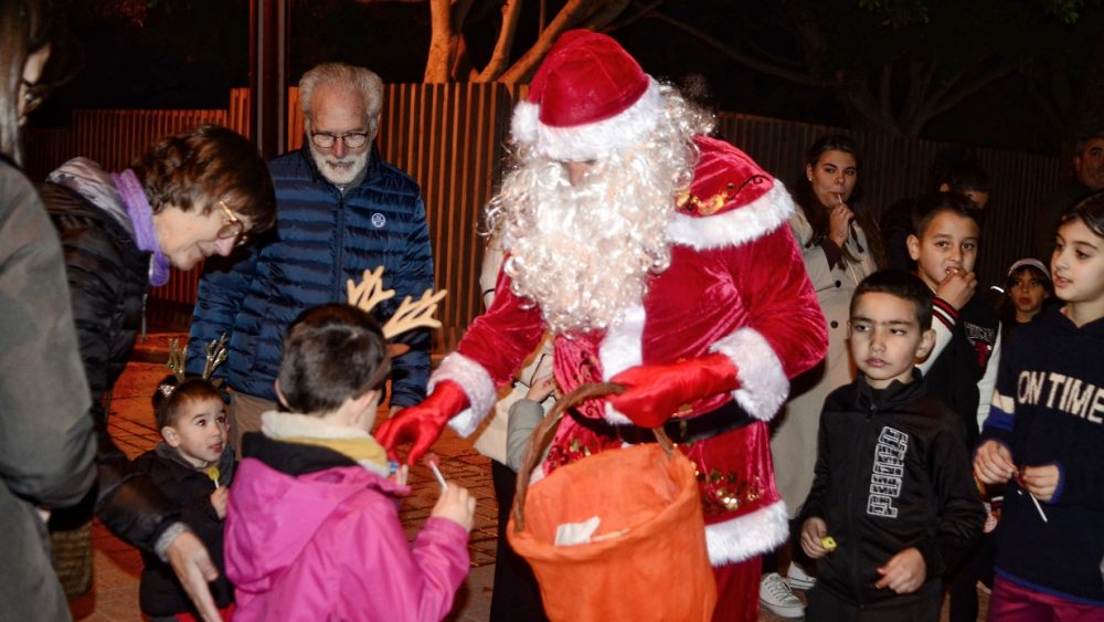 Papá Noel, entre los niños y niñas de Maó (Fotos: Sergio Moreno)