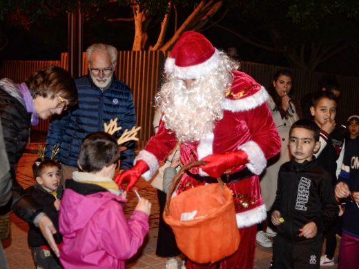 (Galería de fotos) Papá Noel y los Pajes Reales reparten ilusión por Maó