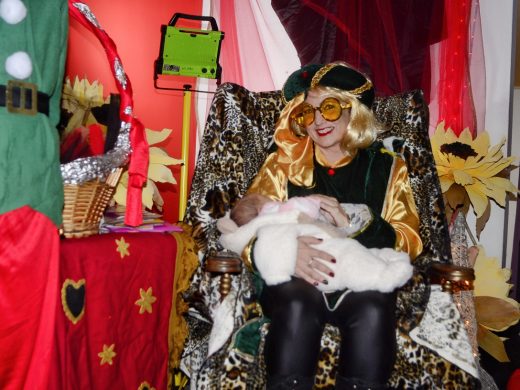 (Galería de fotos) Papá Noel y los Pajes Reales reparten ilusión por Maó