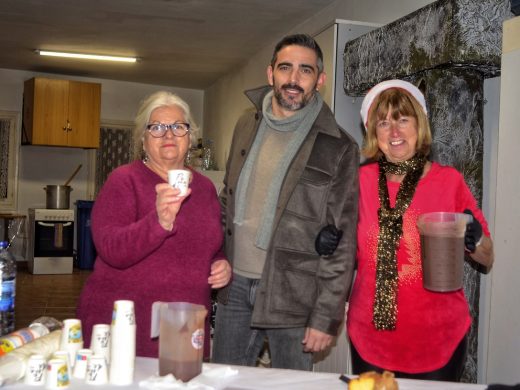 (Galería de fotos) Papá Noel y los Pajes Reales reparten ilusión por Maó