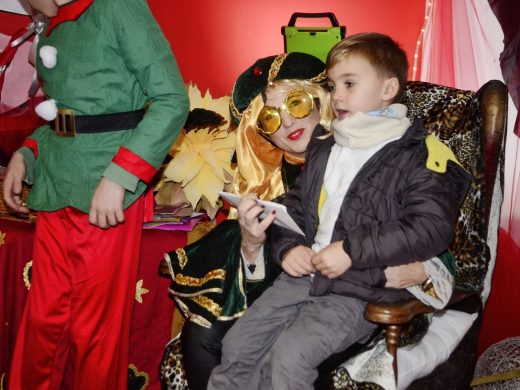 (Galería de fotos) Papá Noel y los Pajes Reales reparten ilusión por Maó