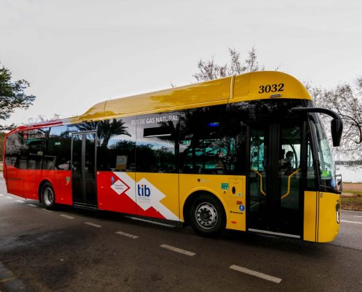 Autobús de transporte público.