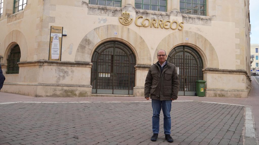 El conseller Simón Gornés frente al edificio de Correos.