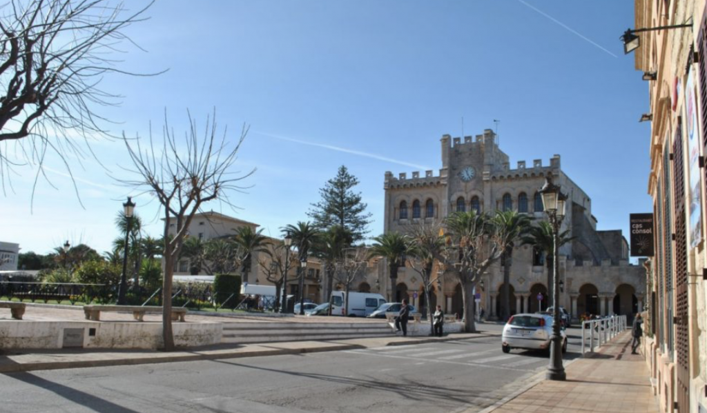 Plaça des Born con el reloj del Ayuntamiento de fondo