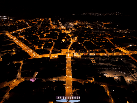 (Fotos y vídeo) Ciutadella desde el aire: la magia de las luces navideñas captada por un dron