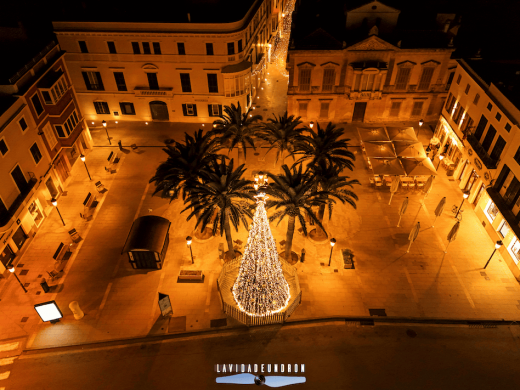 (Fotos y vídeo) Ciutadella desde el aire: la magia de las luces navideñas captada por un dron