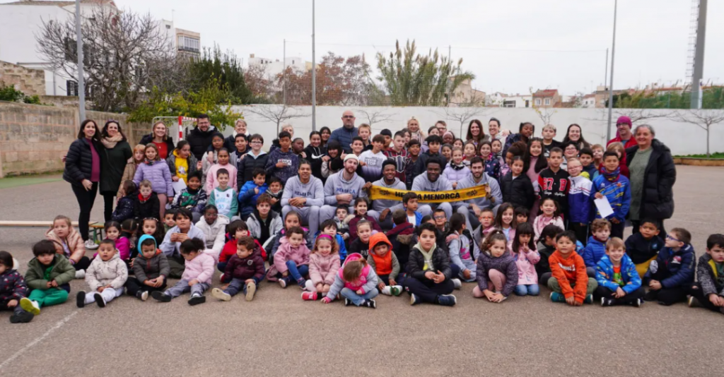 Foto de familia en el CEIP Antoni Juan Alemany de Maó.